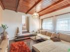 obývací pokoj s strop dřeva, trámový strop, přirozené světlo, a dřevěná podlaha