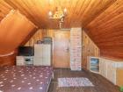 pokoj / ložnice s strop dřeva, televize, dřevěná podlaha, a dřevěná zeď