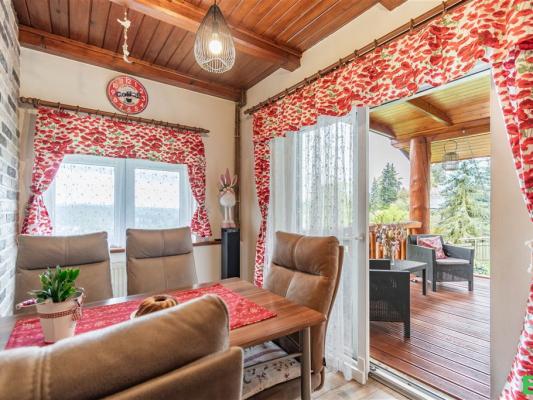 obývací pokoj s trámový strop, dřevěná podlaha, strop dřeva, a přirozené světlo
